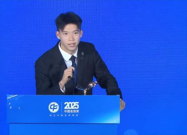 历史第4人:19岁王钰栋包揽中超最佳新人和中国金童奖!